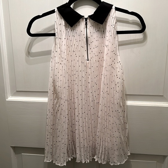 SALE! Alice + Olivia Employed Swing Pleated Sleeveless Blouse - Picture 3 of 5